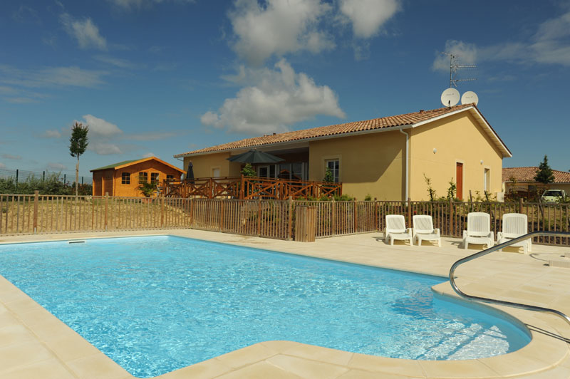 Résidence Les Senioriales de Villeréal : La piscine de la résidence